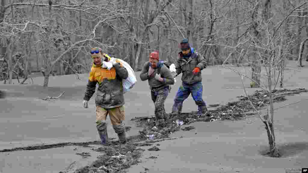 Një grup vullkanologësh duke ecur në tokën e mbuluar me hi pranë Klyuçit. Rezultati nga shpërthimi ishte më i madhi në 60 vjet.