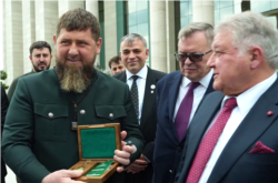 Рамзан Кадыров получает медаль за выдающийся вклад в развитие Национального исследовательского центра (НИЦ) Курчатовского института