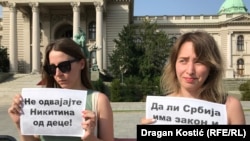 Anastasija Vorjanova (sa desne strane) na protestu u Beogradu, 13. jul 2023.