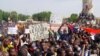 Прихильники хунти у столиці Нігеру, Ніамеї, 30 липня 2023 року. На плакатах написано «Хай живе Нігер, хай живе Росія», «Франція має піти»