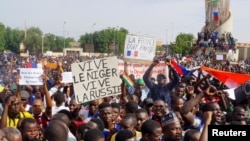 Прихильники хунти у столиці Нігеру, Ніамеї, 30 липня 2023 року. На плакатах написано «Хай живе Нігер, хай живе Росія», «Франція має піти»