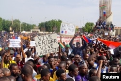 "Živio Niger, živjela Rusija" i "Francuska, odlazi" neki su od natpisa, 30. juli