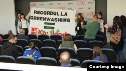 Activiștii pentru mediu au protestat la conferința de presă a Kaufland, din 22 aprilie, în care hipermarketul a susținut că pune în practică noul concept „zero waste”.