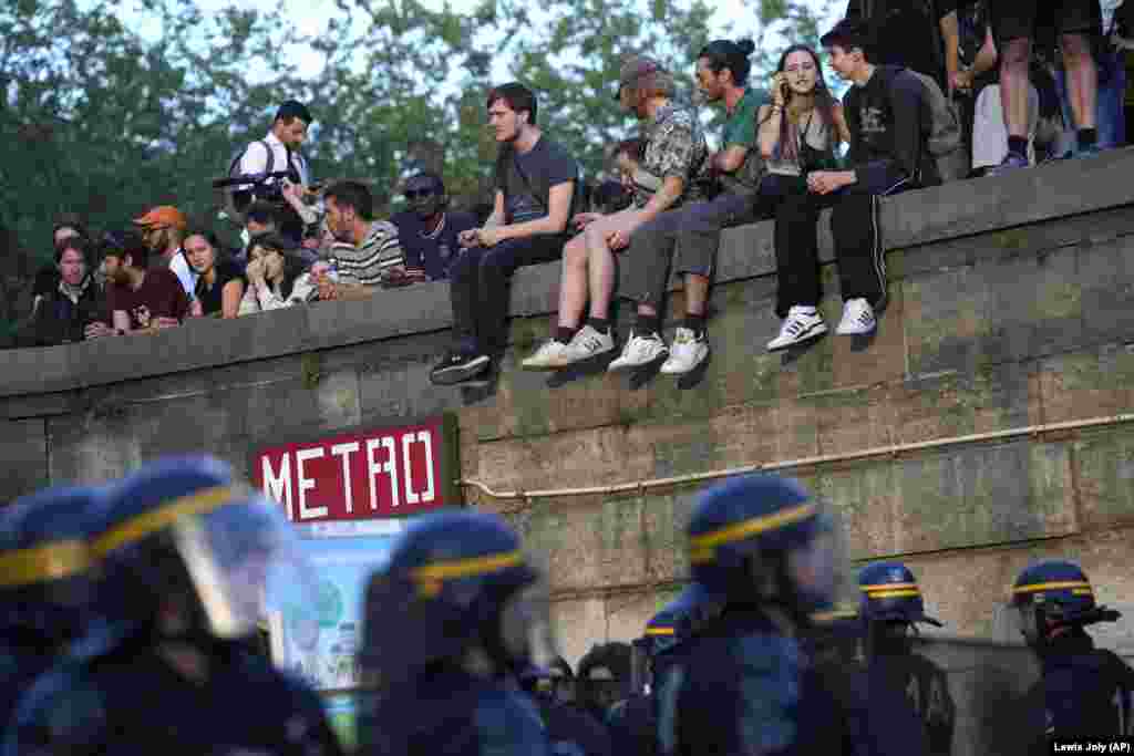 Policija patrolira duž trga Konkord u Parizu