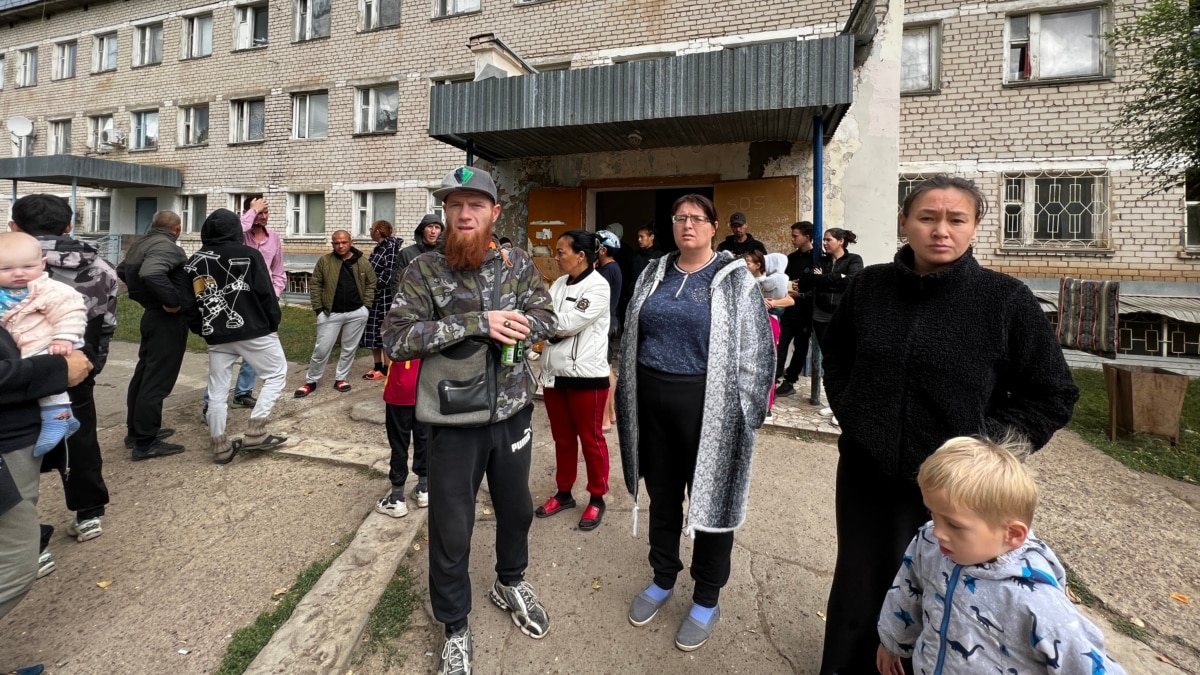 В Уральске выпускники детских домов устроили протест и забрались на крышу  общежития