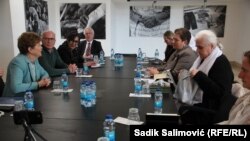 Senatori SAD-a i ambasador SAD-a u BiH sa majkama Srebrenice