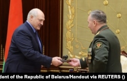 Министр обороны Беларуси Виктор Хренин дарит Александру Лукашенко игрушечную модель первой советской ядерной бомбы, 27 июня 2023 года