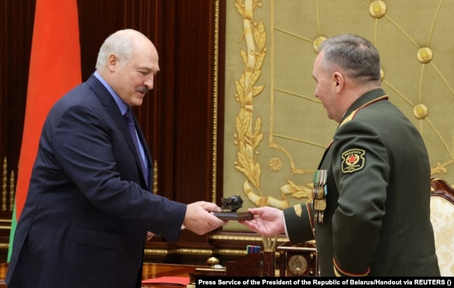 Министр обороны Беларуси Виктор Хренин дарит Александру Лукашенко игрушечную модель первой советской ядерной бомбы, 27 июня 2023 года