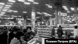  Централните хали в София преди Нова година, 1977 година 