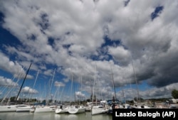 Bărci cu vele pe lacul Balaton în portul din Keszthely