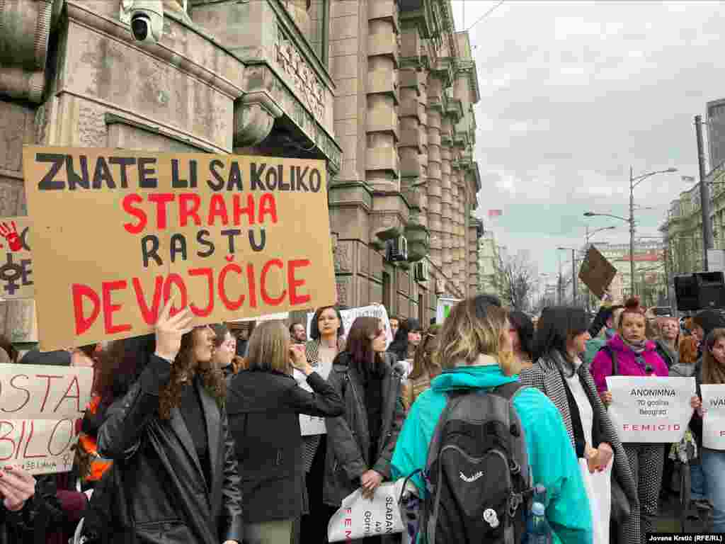 Protest &quot;Nijedna više - stop femicidu&quot;, poruka je sa protesta održanog 25. februara u Beogradu ispred zgrade Vlade Srbije.