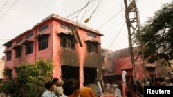 یکی از خانه های مسیحیان در فیصل آباد پاکستان که توسط مسلمانان خشمگین به آتش کشیده شده است