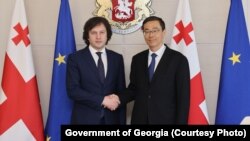 მარცხნიდან: საქართველოს პრემიერ-მინისტრი ირაკლი კობახიძე და ჭოუ ციენი ჩინეთის ელჩი საქართველოში. საქართველოს მთავრობის ადმინისტრაცია, 22 თებერვალი 2024 წელი.