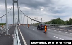 Autoritățile din Transporturi au anunțat că circulația pe podul de la Brăila va fi restricționată, la o singură bandă pe sens, până la final de august. Fără a menționa că restricțiile se vor menține întrucât lucrările se vor muta pe celălalt sens de circulație.