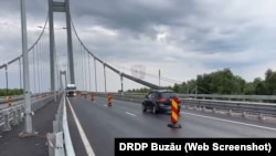 Calea de rulare dinspre Tulcea spre Brăila a fost redeschisă începând de luni, după ce a fost refăcută, cu o nouă reţetă asfaltică. Deocamdată a fost împărţită în câte o bandă pe fiecare direcţie, calea dinspre Brăila fiind închisă, pentru reparaţii. Foto ilustrativă.