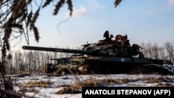 Уничтоженный в Украине российский танк, иллюстративная фотография