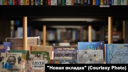 После начала войны многие российские издательства опосредованно проявили позицию, издав или переиздав отчётливо антивоенные книги – как современные, так и классику