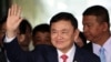 Bivši tajlandski premijer Thaksin Shinawatra, koji je uhapšen po povratku iz skoro dva desetljeća samonametnutog egzila, maše u zračnoj luci Don Mueang u Bangkoku, Tajland, 22. augusta 2023. 