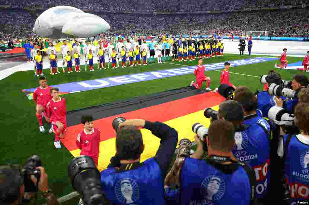 Futbollistët rreshtohen për himnet kombëtare pas përfundimit të ceremonisë hapëse dhe në prag të fillimit të ndeshjes hapëse të Grupit A mes Gjermanisë dhe Skocisë në Kampionatin Evropian 2024, Munih, Gjermani, 14 qershor 2024.