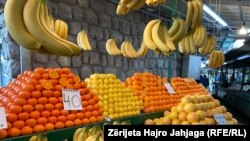 Fruta në shitje në tregun e Shkupit.