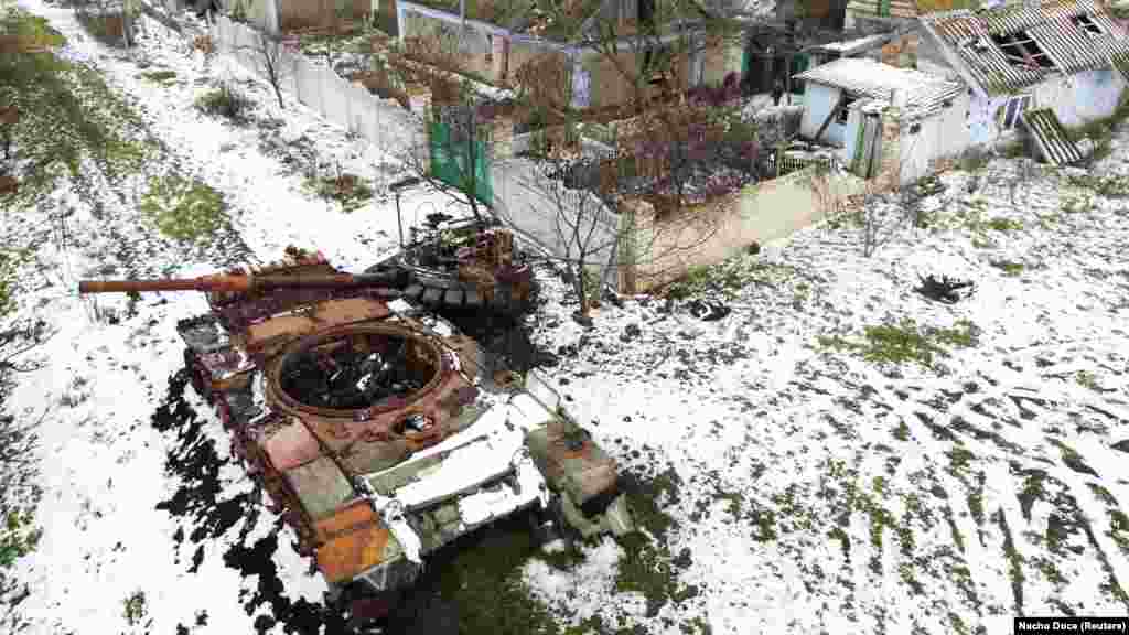 Az összecsapások újrakezdődtek a környéken az ukrán ellentámadáskor, amely végül Moszkva csapatait a Dnyeper folyón túlra szorította. Ennek mementója a kertjükben rozsdásodó tank is.
