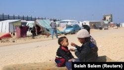 Raseljeni Palestinci u kampu u Rafahu na jugu Pojasa Gaze, blizu granice sa Egiptom, 25. februara 2024.