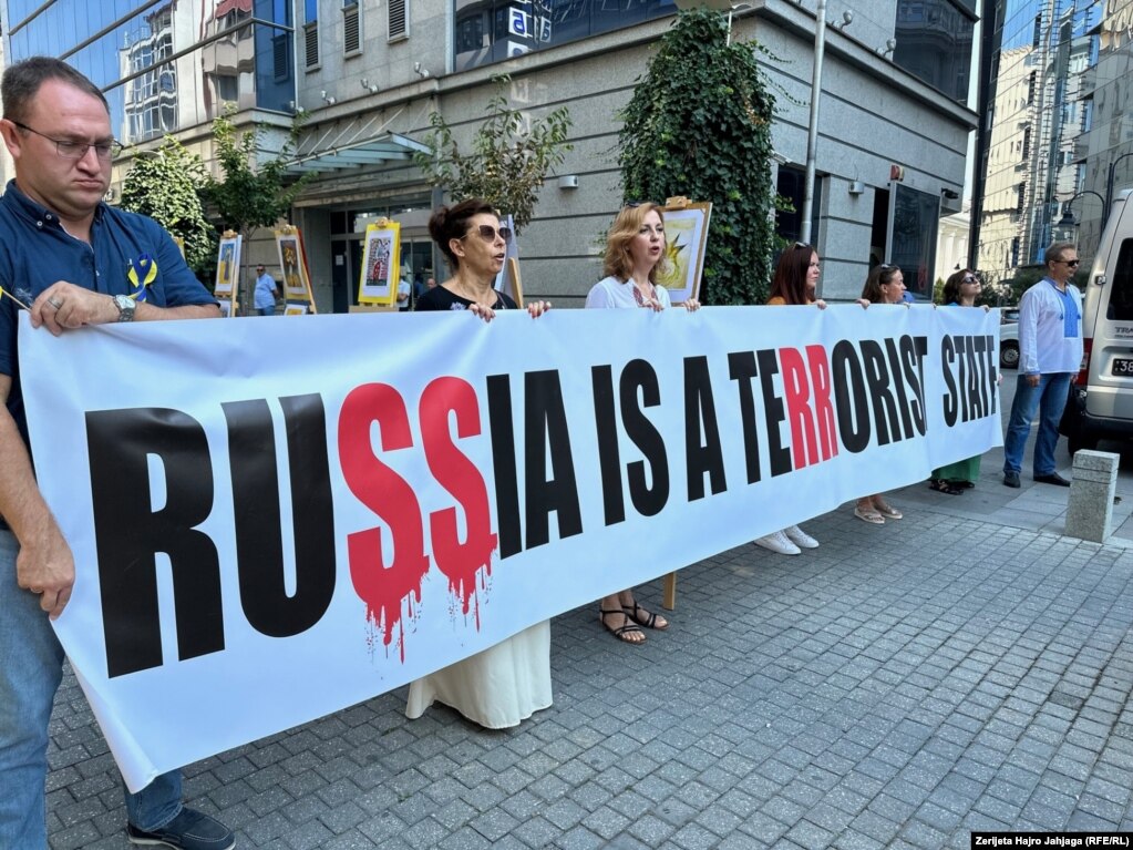 Ukrainasit duke e mbajtur një mbishkrim në duar “Rusia është shtet terrorist”.