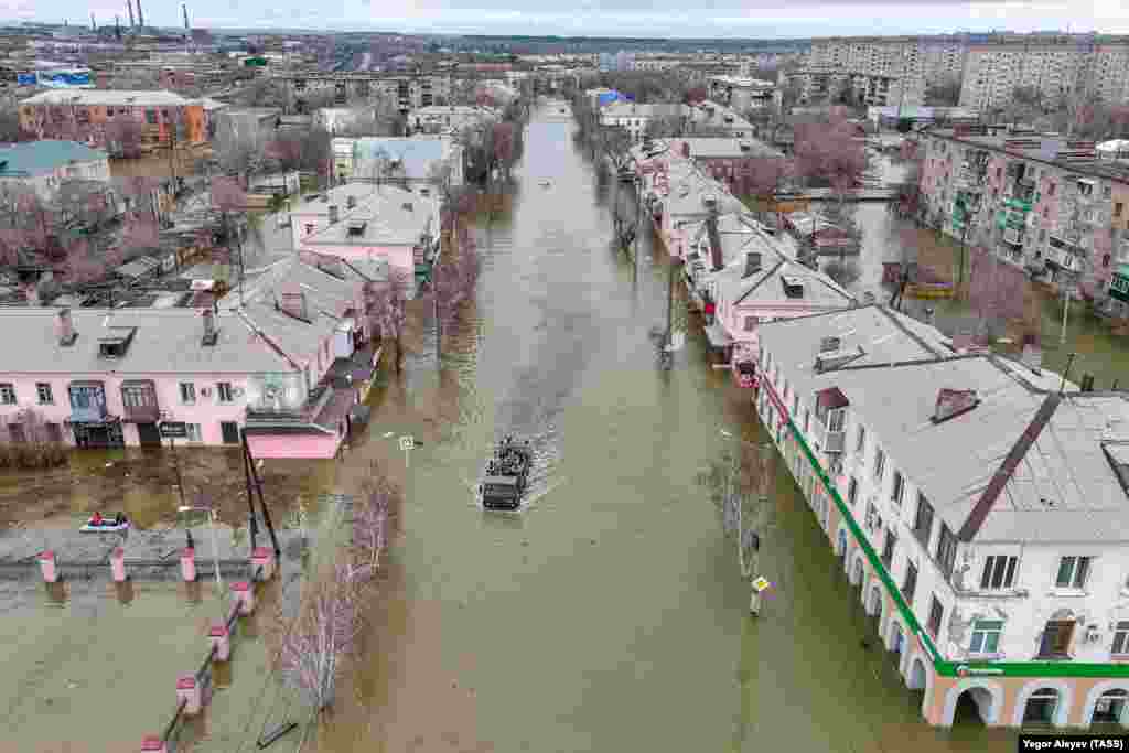 Brana, koja se nalazi u gradu Orsku, oko 1.800 kilometara istočno od Moskve, pukla je nakon što je otopljena voda porasla za nekoliko metara u samo nekoliko sati 5. aprila. Ruski tužioci pokrenuli su krivičnu istragu o izgradnji brane.