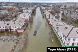 Вид на подтопленные территории Орска в результате прорыва дамбы. Россия, 8 апреля 2024 года