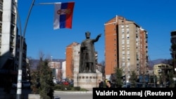 Ljudi prolaze pored spomenika knezu Lazaru u Severnoj Mitrovici, Kosovo, 1. februara 2024.