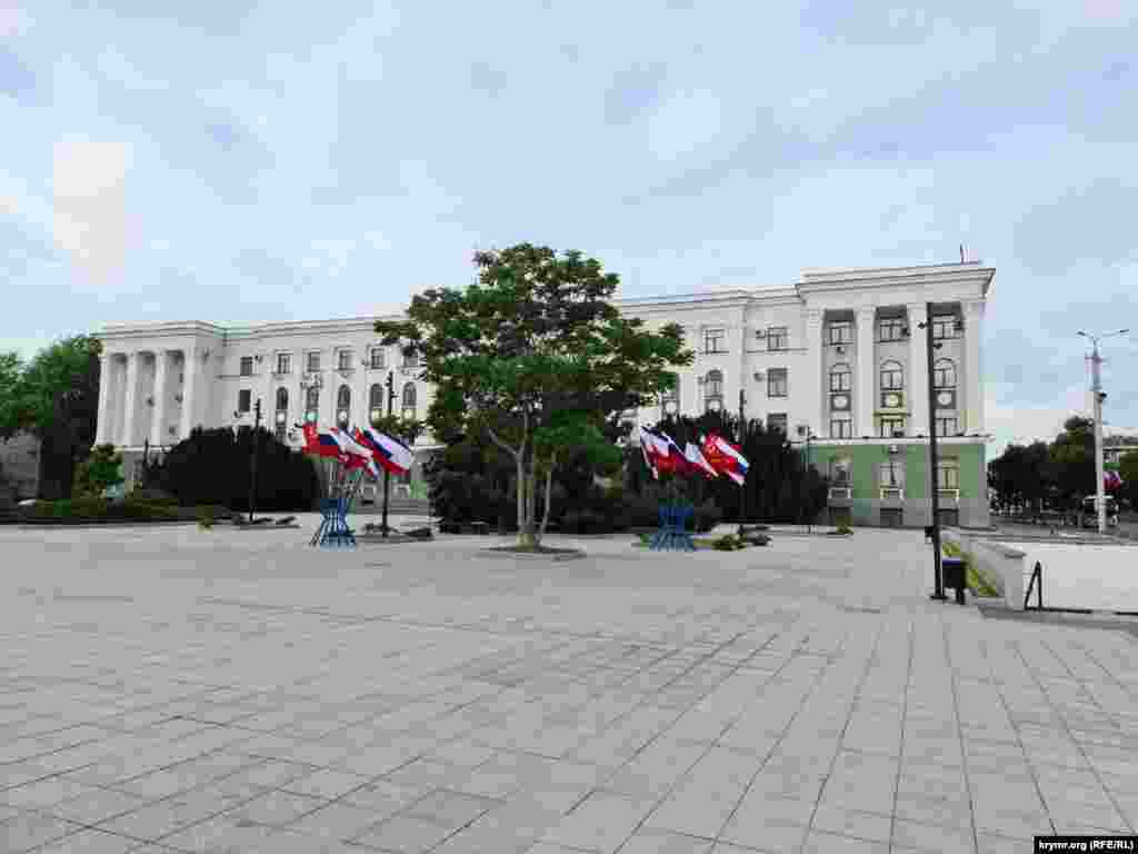 Біля будівлі уряду Криму встановили багато прапорів