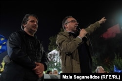 პოეტი რატი ამაღლობელი (მარცხნივ) და მწერალი ლაშა ბუღაძე. დემონსტრაცია ვაკის პარკთან. 26 მაისი, 2024 წელი