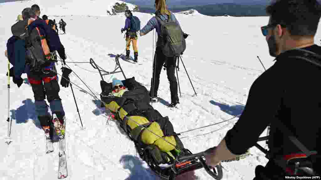 Velkovsku po planinskoj visoravni vuku volonteri. Velkovska je rekla za AFP tokom ekspedicije na Rilu da &quot;prvi put mogu vidjeti snijeg izbliza, a ne samo kroz prozor&quot;. &nbsp;