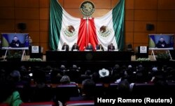 Президент України Володимир Зеленський (на екрані) під час звернення через відеозв’язок до Конгресу Мексики. Мехіко, 20 квітня 2023 року