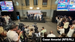Cu câteva minute înaintea orei 22, liderii PSD s-au strâns în partea din față a curții interioare pentru a comenta primele rezultate ale sondajelor făcute la finalul rundelor de alegeri locale și europarlamentare
