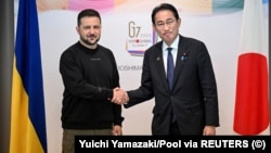 Ukrainian President Volodymyr Zelenskiy (left) and Japanese Prime Minister Fumio Kishida meet after a G7 leaders' meeting in Hiroshima, Japan, on May 21.