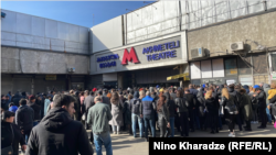 21 მარტის დილა, რიგი მეტროსადგურ "ახმეტელის თეატრთან"