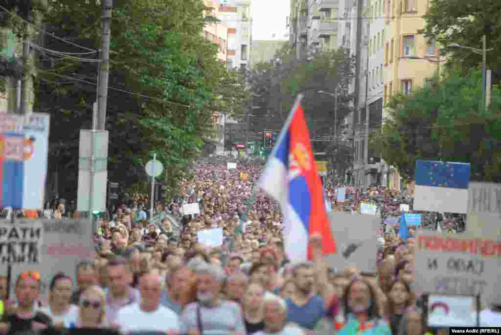 Učesnici protesta u šetnji centralnim beogradskim ulicama do zgrade Policijske uprave Beograda, 8. jul 2023.