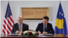 Američki ambasador u Prištini Jeffrey Hovenier i premijer Kosova Aljbin Kurti potpisuju sporazum o razmjeni povjerljivih podataka, 24. avgusta 2023. godine.