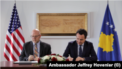 Ambasadori amerikan në Prishtinë, Jeffrey Hovenier, dhe kryeministri i Kosovës, Albin Kurti, duke nënshkruar ujdinë për shkëmbimin e informacioneve të klasifikuara, më 24 gusht 2023.