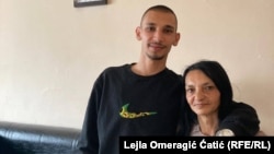 Almir Agić sa majkom Amirom u stanu u Ilijašu