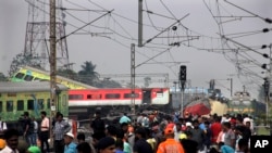 (Архива) Спасувачи на местото на несреќата на патнички воз во источната индиска држава Ориса, на 3 јуни 2023 година.