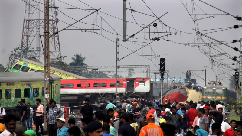 Најмалку осум загинати во судир на возови во Индија