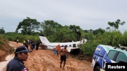 Policija, spasilačka služba i mještani pored letjelice nakon što se srušila, u Barcelosu, država Amazonas, Brazil 16. septembra 2023.