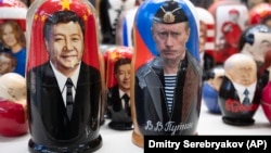 Ruske lutske babuške sa likovima koneskog i ruskog predsednika, Si Đinpinga i Vladimira Putina, Moskva, mart 2023. 