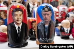 Русские матрешки с портретами председателя КНР Си Цзиньпина и президента России Владимира Путина выставлены на продажу в сувенирном магазине в Москве, 21 марта 2023 года