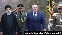 Лукашенко зустрівся з президентом Ірану Ібрагімом Раїсі (л)