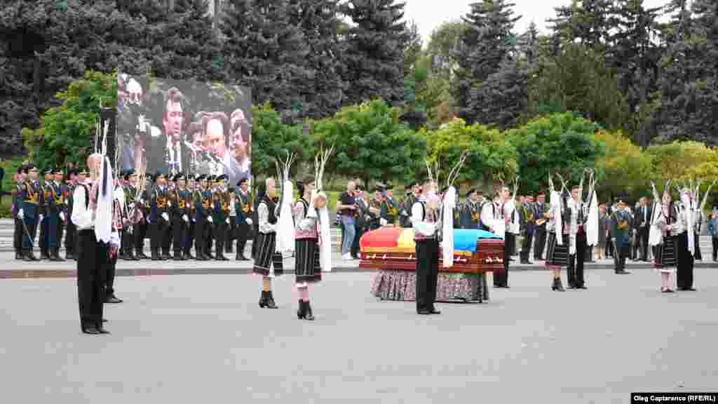 Aici, la 27 august 1991, Mircea Snegur a venit în fața mulțimii pentru a anunța că Republica Moldova devenea stat independent ca urmare a votului din parlament.