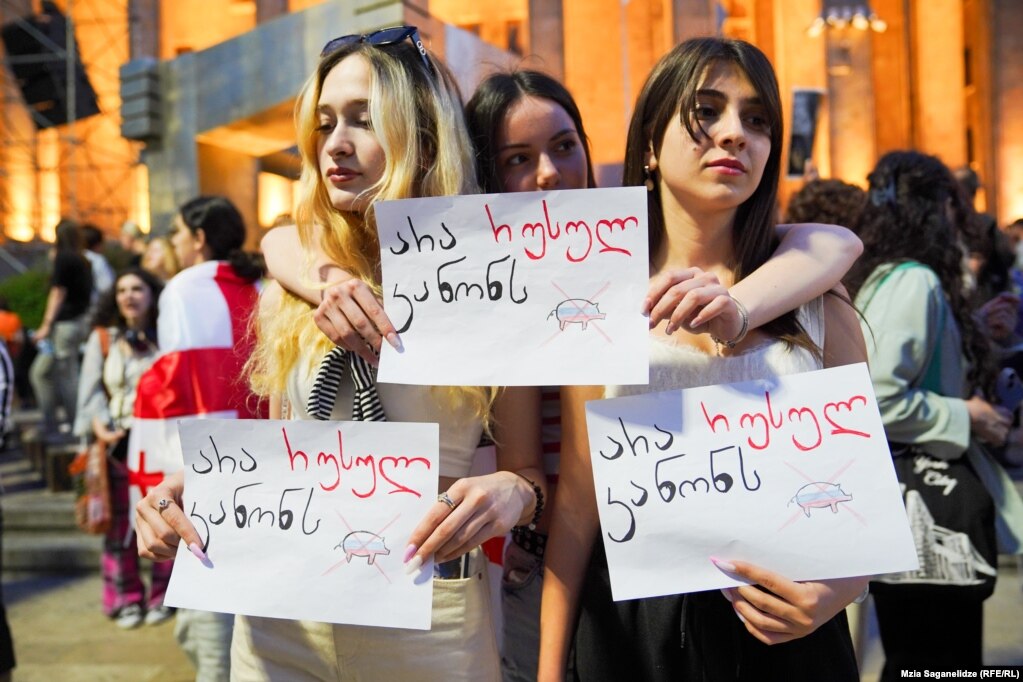 Disa vajza të reja duke protestuar kundër projektligjit "agjentët e huaj" në Tbilisi, Gjeorgji, 31 prill 2024.