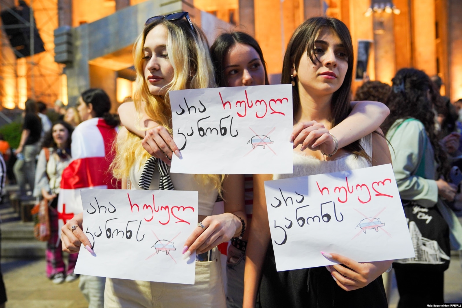 Disa vajza të reja duke protestuar kundër projektligjit "agjentët e huaj" në Tbilisi, Gjeorgji, 31 prill 2024.